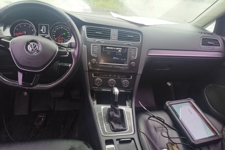 Volkswagen Golf 2017 car image #13