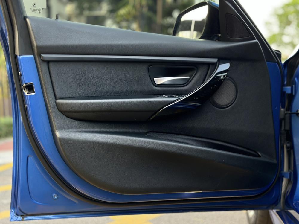 BMW 3 Series 2018 car image #10