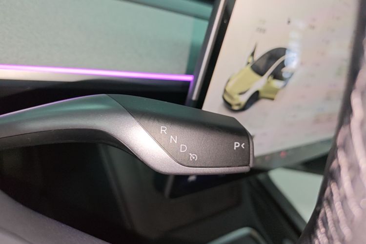 Tesla Model Y 2023 car image #18