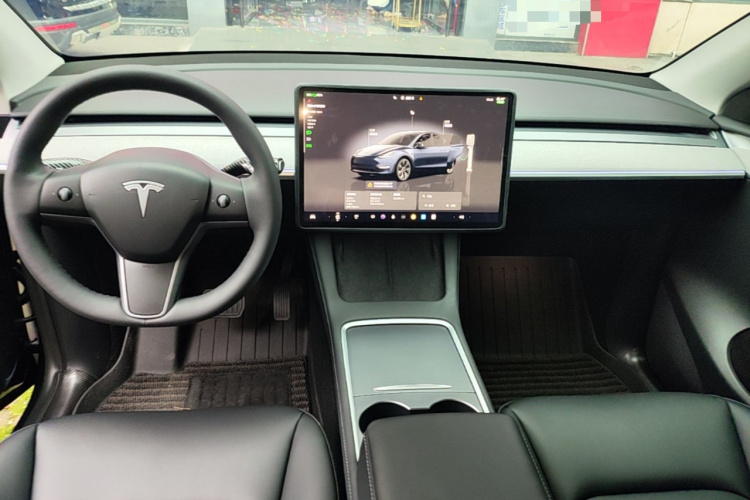 Tesla Model Y 2025 car image #11
