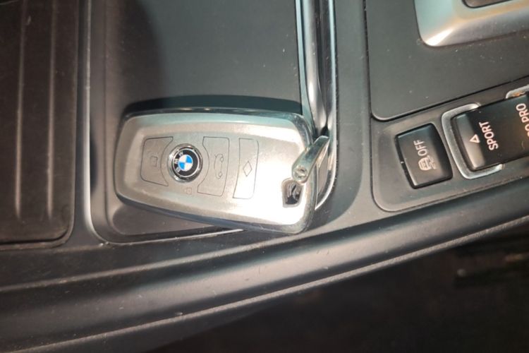 BMW 3 Series 2019 car image #9