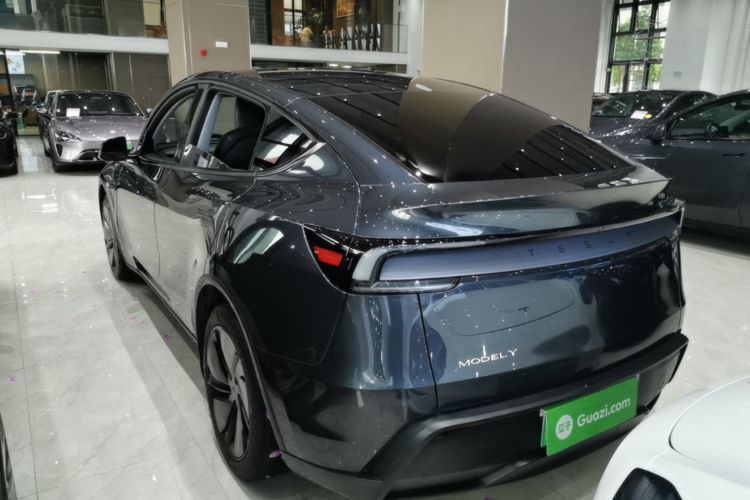 Tesla Model Y 2025 #5 Tesla Model Y 2025 car image #5