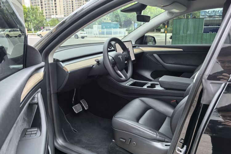 Tesla Model Y 2023 car image #11