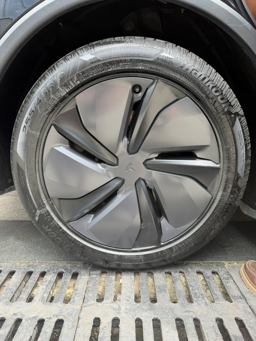 Tesla Model Y 2025 car image #9