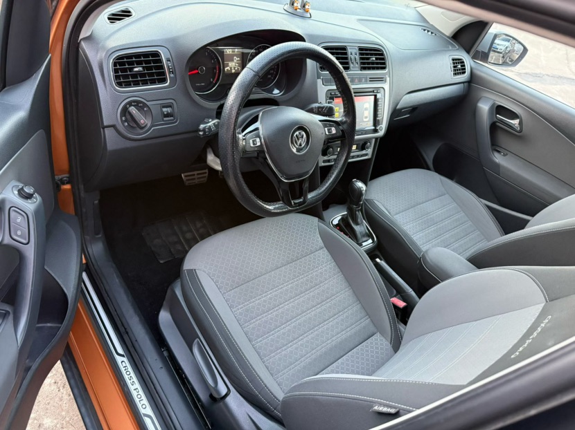 Volkswagen Polo 2015 car image #2