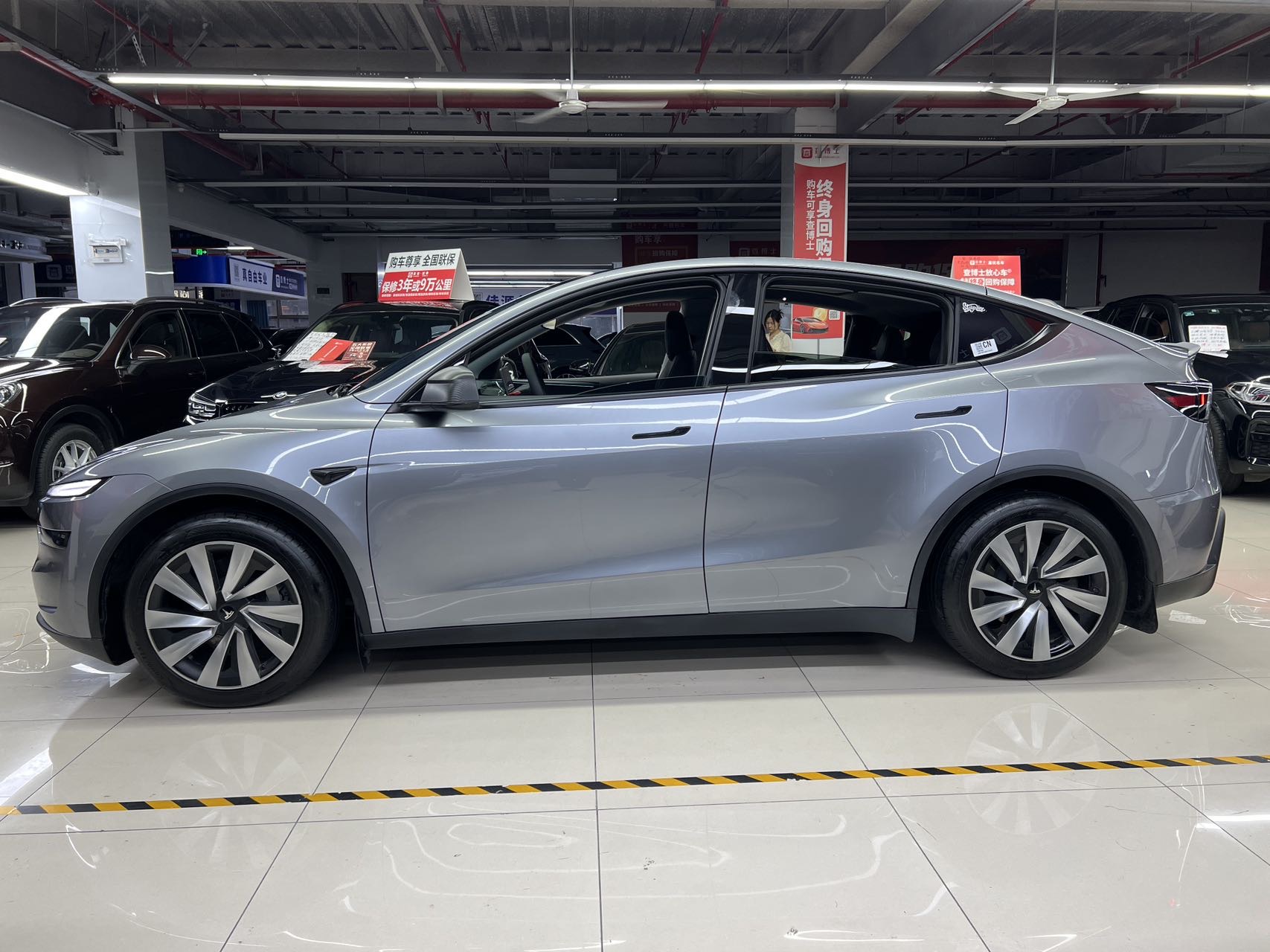 Tesla Model Y 2025 #8 Tesla Model Y 2025 car image #8