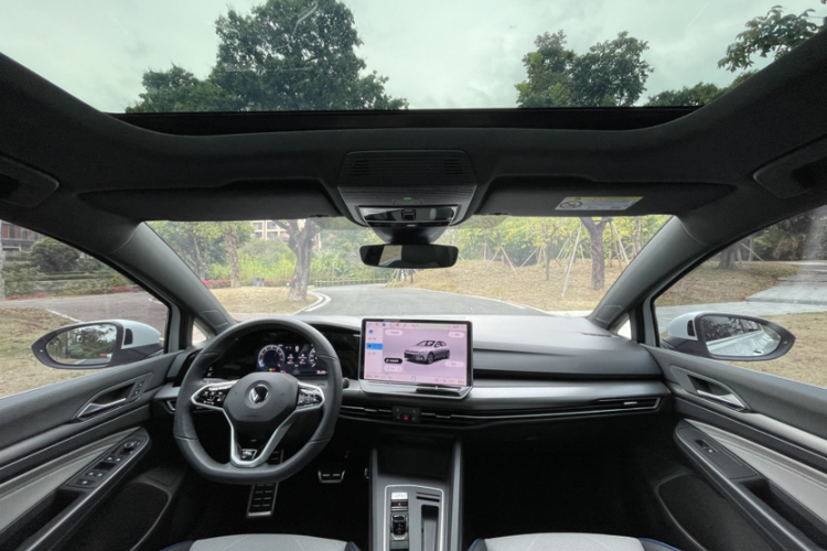 Volkswagen Golf 2025 car image #8