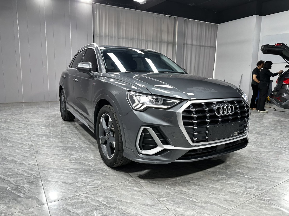 Audi Q3 2023 car image #3
