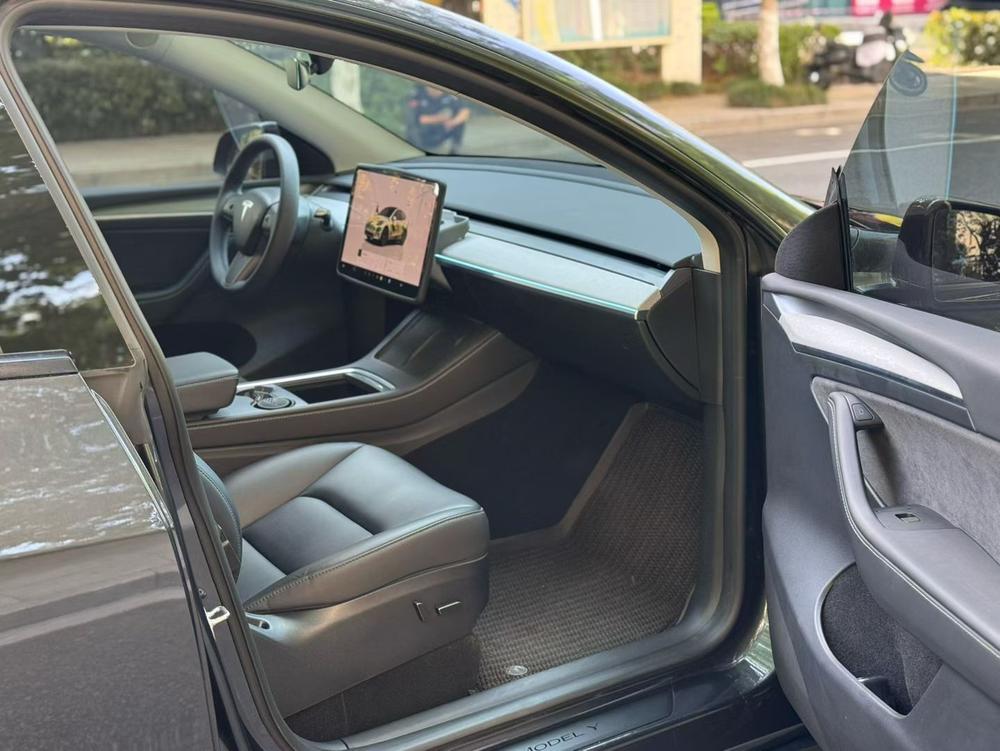 Tesla Model Y 2025 car image #5