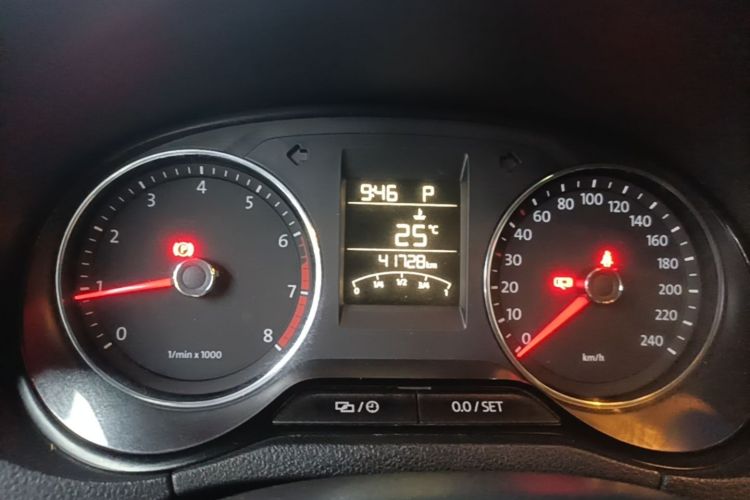 Volkswagen Polo 2015 #16 Volkswagen Polo 2015 изображение автомобиля #16