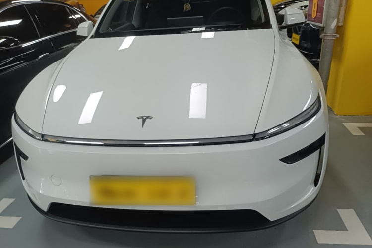 Tesla Model Y 2025 car image #3