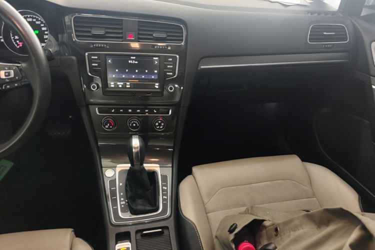 Volkswagen Golf 2017 car image #13