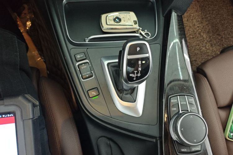 BMW 3 Series 2018 car image #14