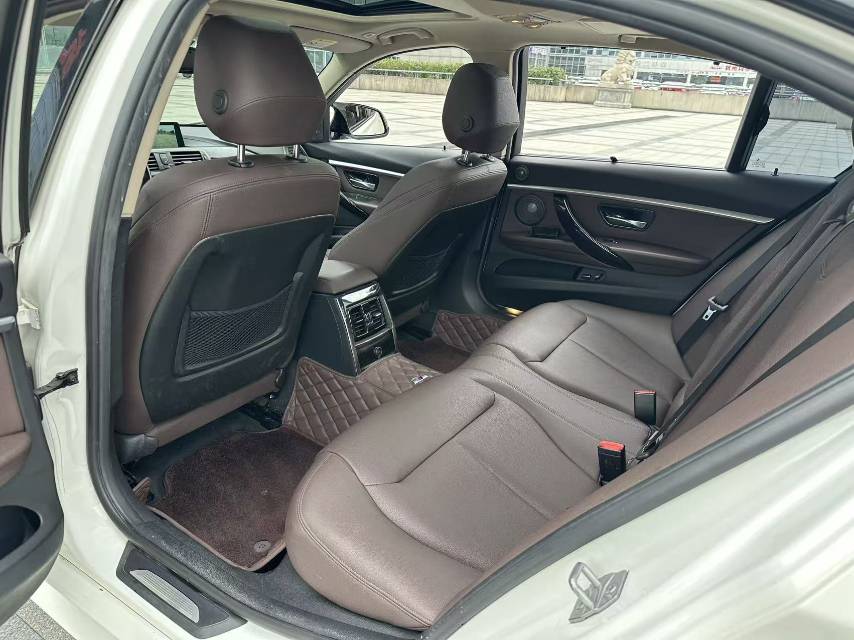 BMW 3 Series 2018 car image #19