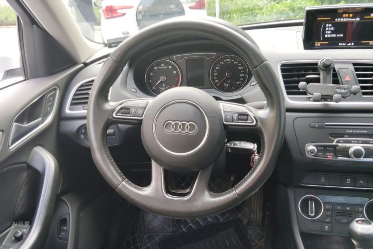 Audi Q3 2019 car image #12
