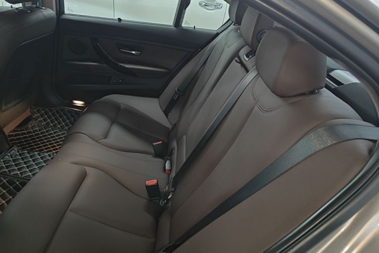 BMW 3 Series 2018 car image #13