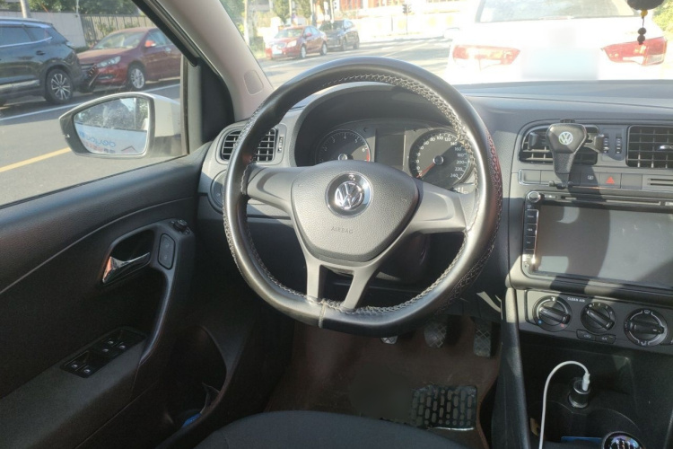 Volkswagen Polo 2016 car image #11