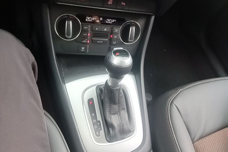 Audi Q3 2019 car image #14
