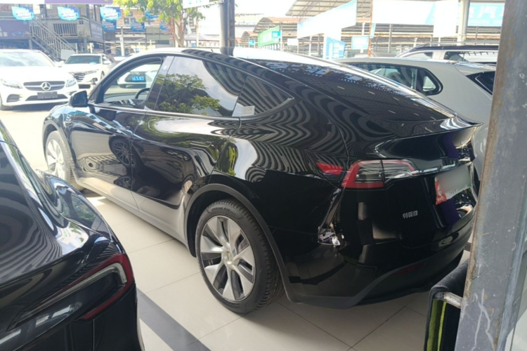 Tesla Model Y 2023 immagine di auto #5