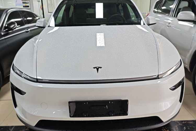 Tesla Model Y 2026 immagine di auto #3