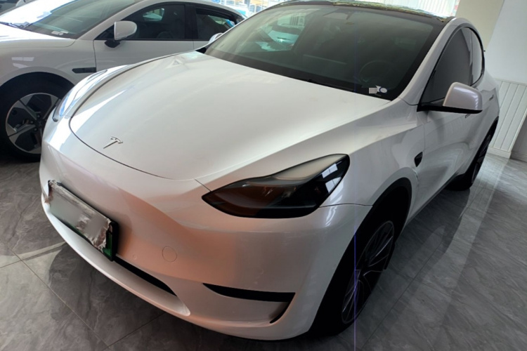 Tesla Model Y 2023 car image #2
