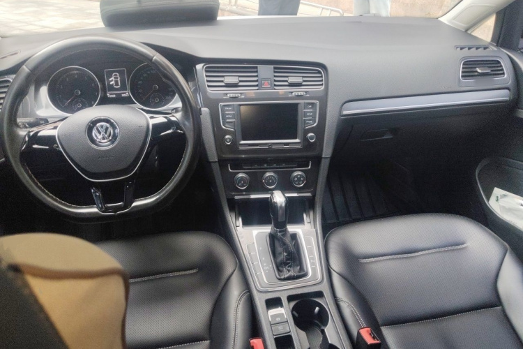 Volkswagen Golf 2017 car image #12