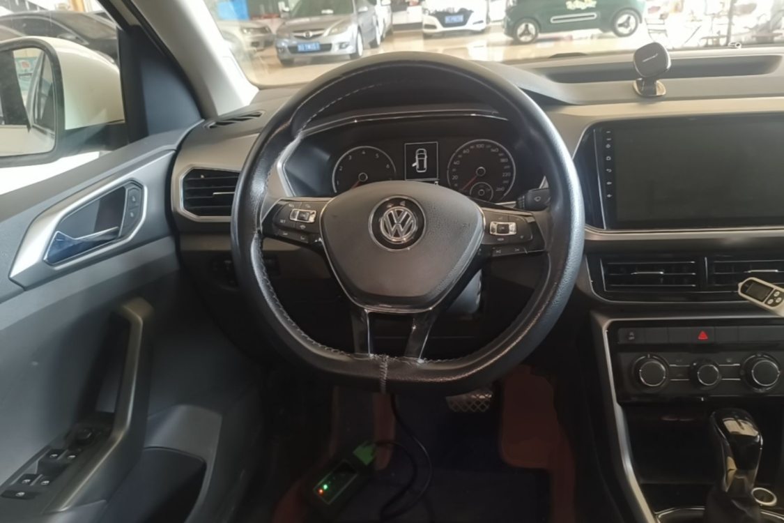 Volkswagen T-Cross 2019 #16 Volkswagen T-Cross 2019 car image #16