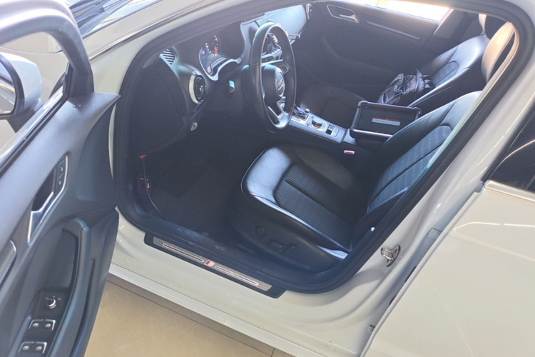 Audi A3 2018 car image #16