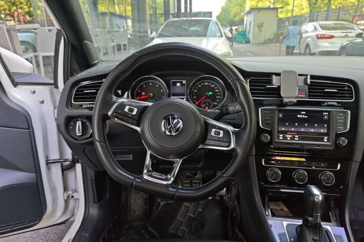 Volkswagen Golf 2017 car image #12