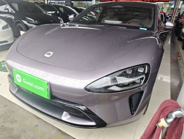 MI SU7 2025 immagine di auto 