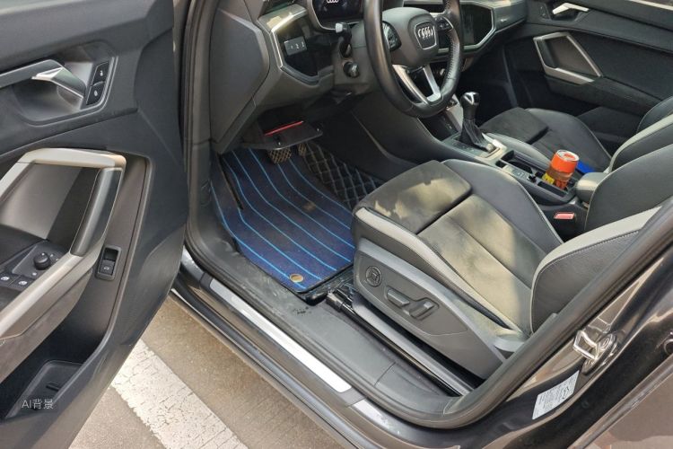 Audi Q3 2020 car image #18