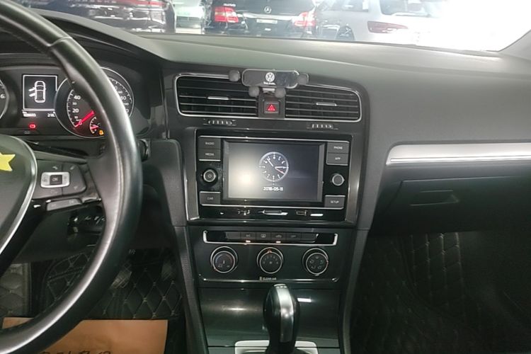 Volkswagen Golf 2017 car image #17