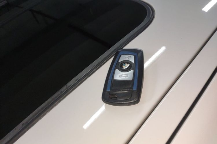 BMW 3 Series 2017 car image #9