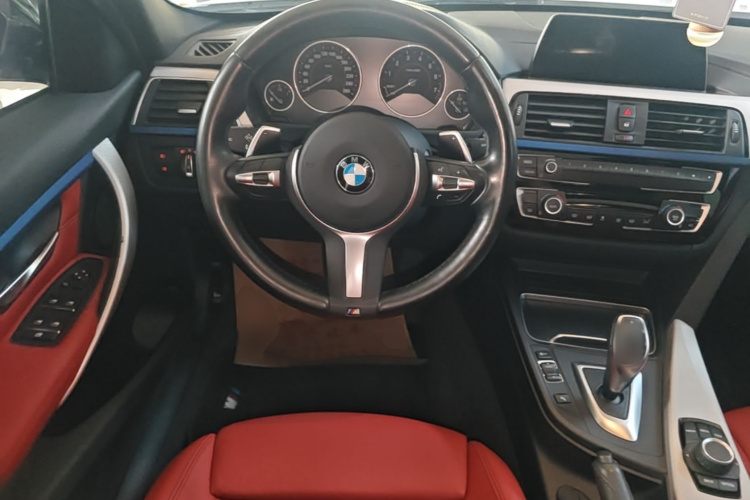 BMW 3 Series 2019 car image #11