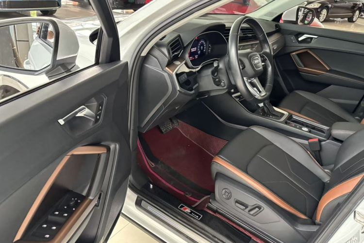 Audi Q3 2020 car image #16