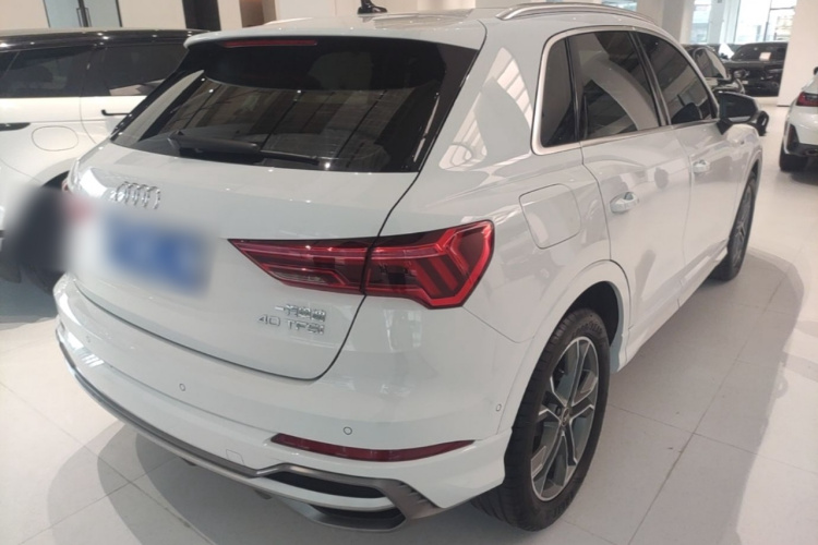 Audi Q3 2023 car image #7