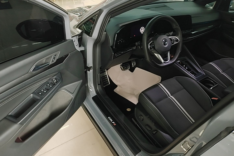 Volkswagen Golf 2021 car image #16