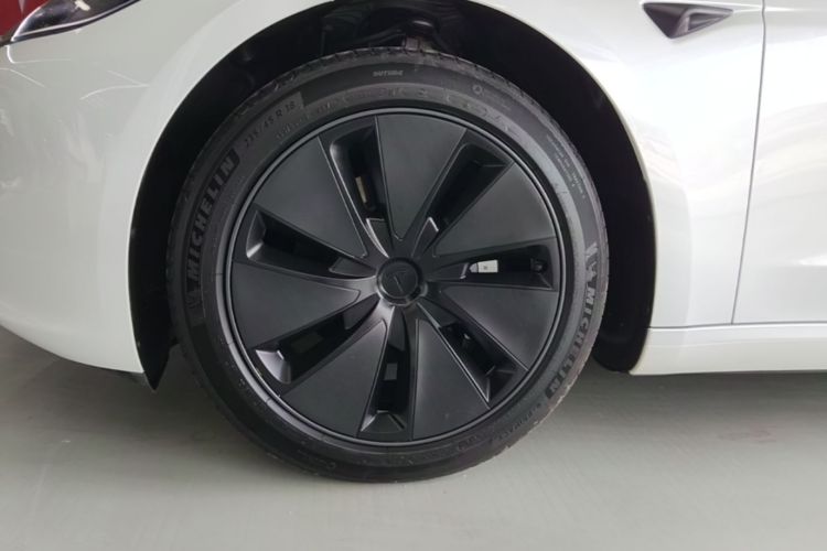 Tesla Model 3 2024 car image #9