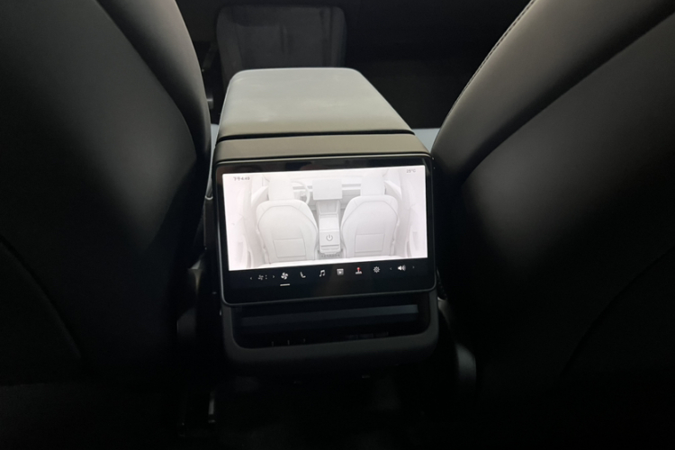 Tesla Model 3 2026 car image #9
