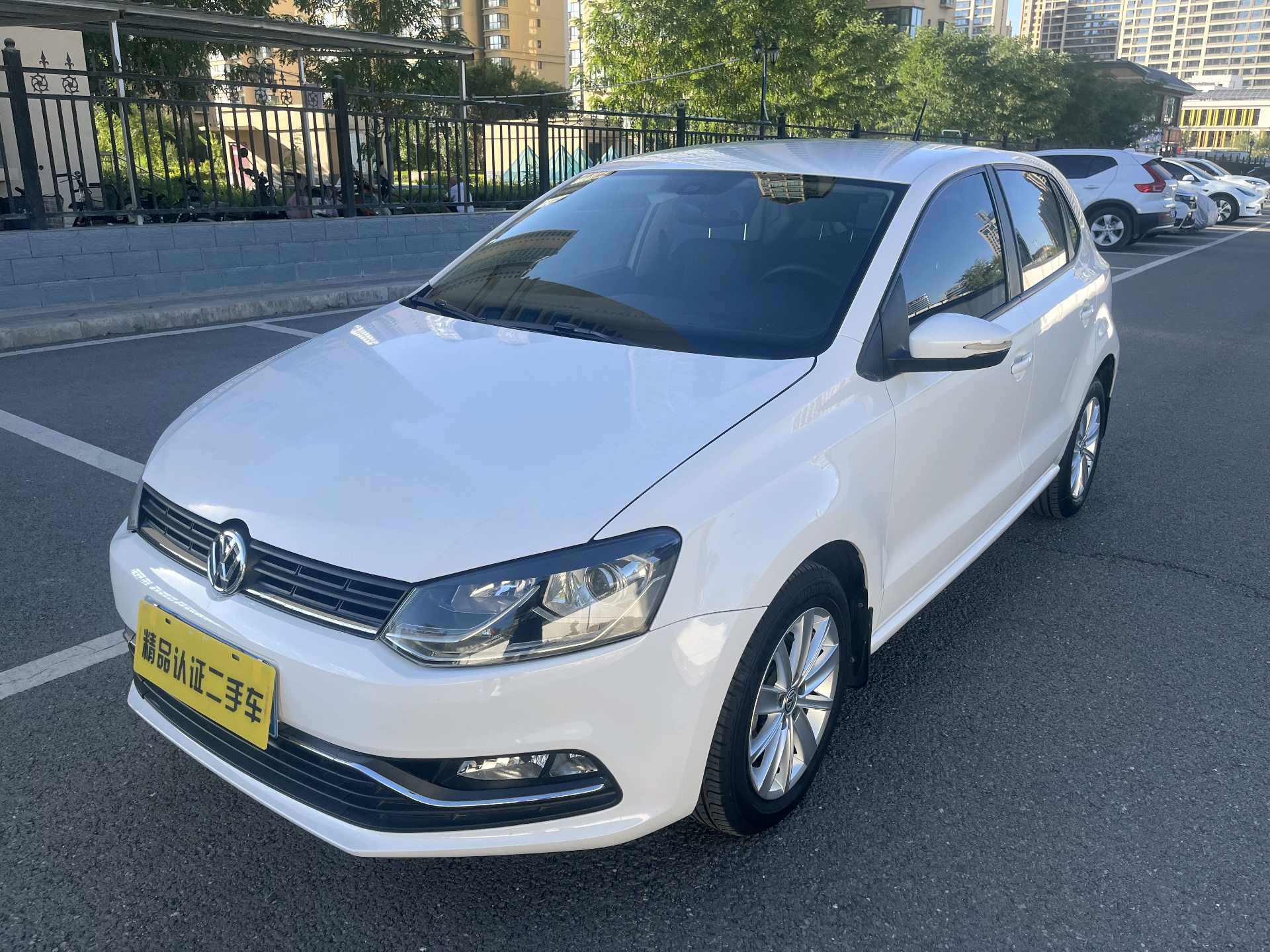Volkswagen Polo 2016 car image 
