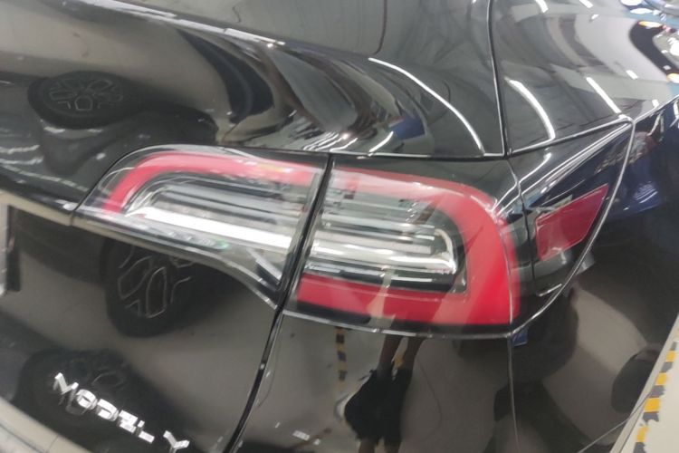 Tesla Model Y 2023 car image #8