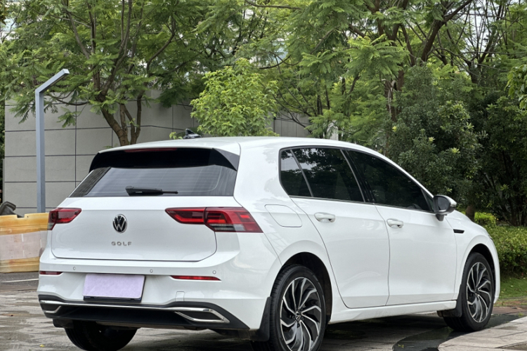Volkswagen Golf 2025 car image #8