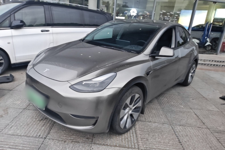Tesla Model Y 2021 car image #2