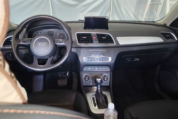 Audi Q3 2017 car image #11