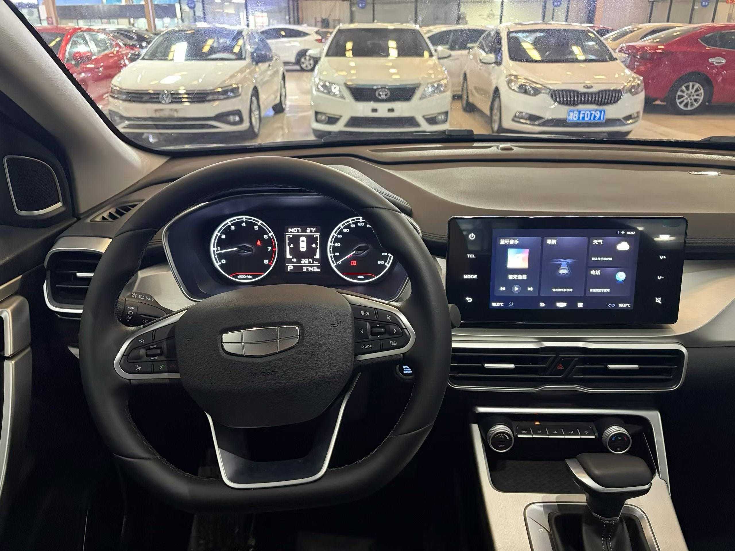 GEELY Coolray 2025 #4 GEELY Coolray 2025 car image #4