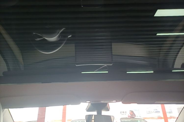 Tesla Model Y 2023 car image #18