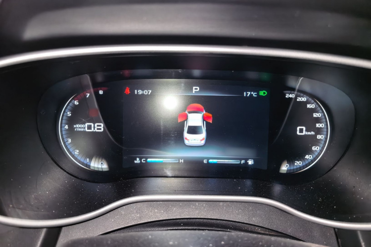 GEELY Emgrand 2019 car image #16