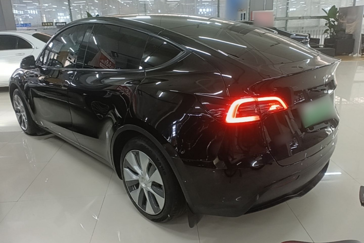 Tesla Model Y 2023 car image #5