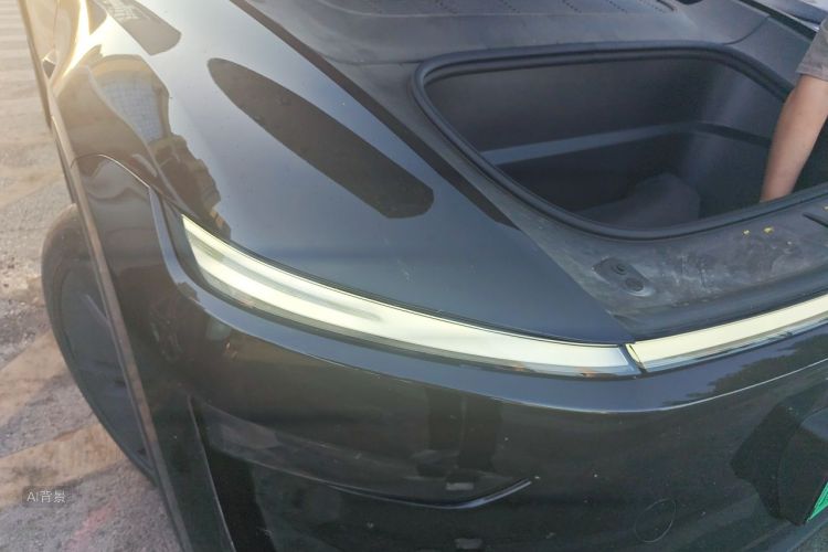 Tesla Model Y 2025 car image #8