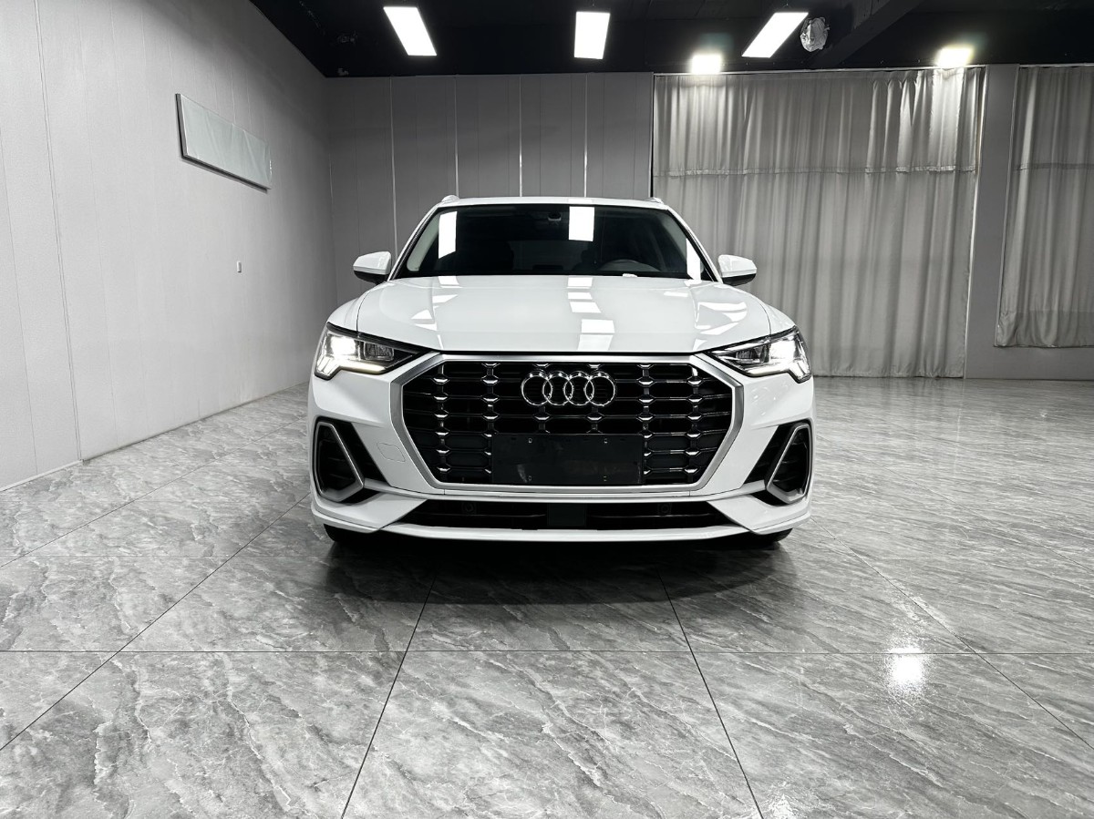 Audi Q3 2022 car image #2